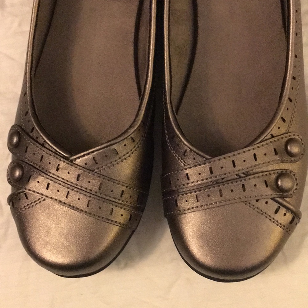 Basic Editions Metallic Colored Shoes - Picture 3 of 7